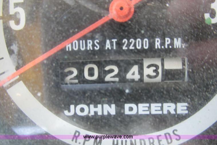 image for item I9674 John Deere 105 combine