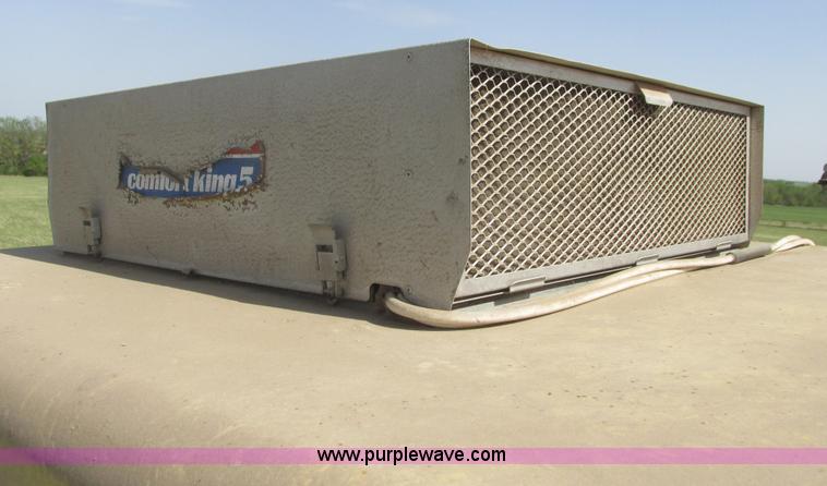 image for item I9674 John Deere 105 combine