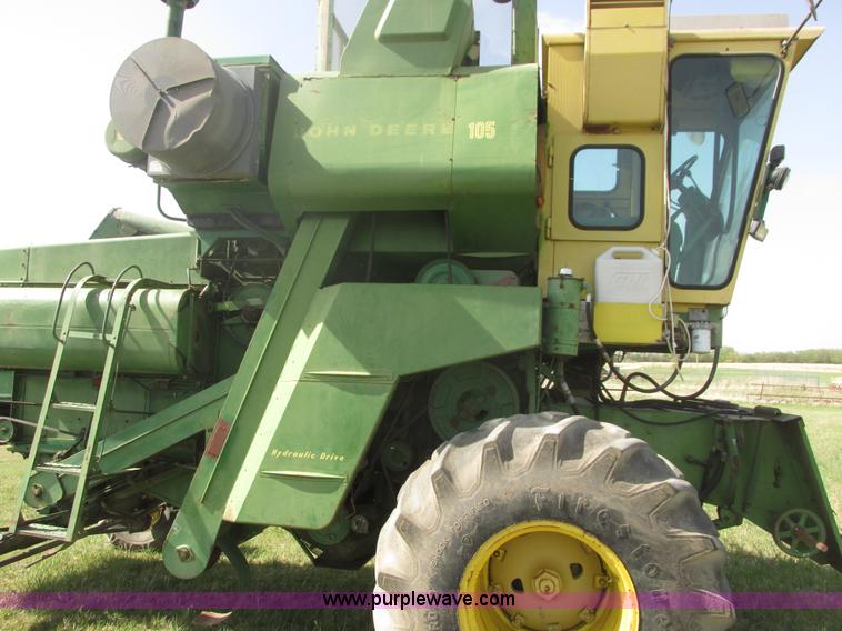 image for item I9674 John Deere 105 combine