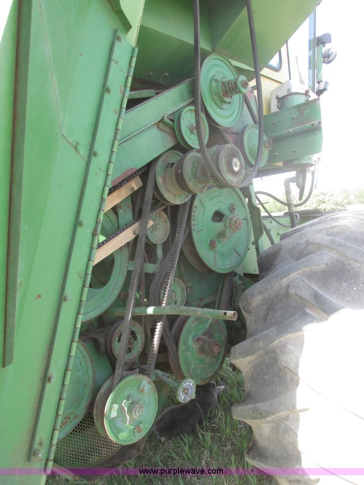 image for item I9674 John Deere 105 combine