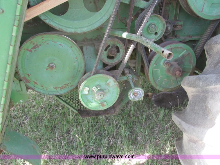 image for item I9674 John Deere 105 combine