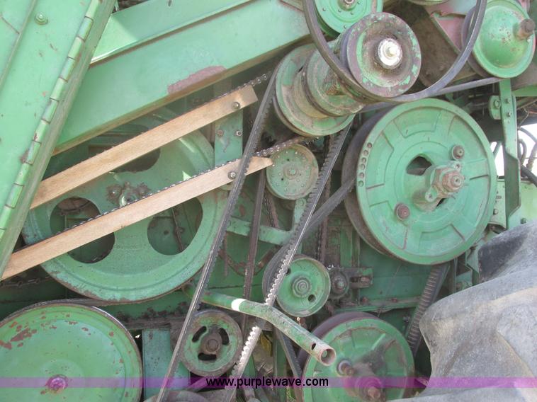 image for item I9674 John Deere 105 combine