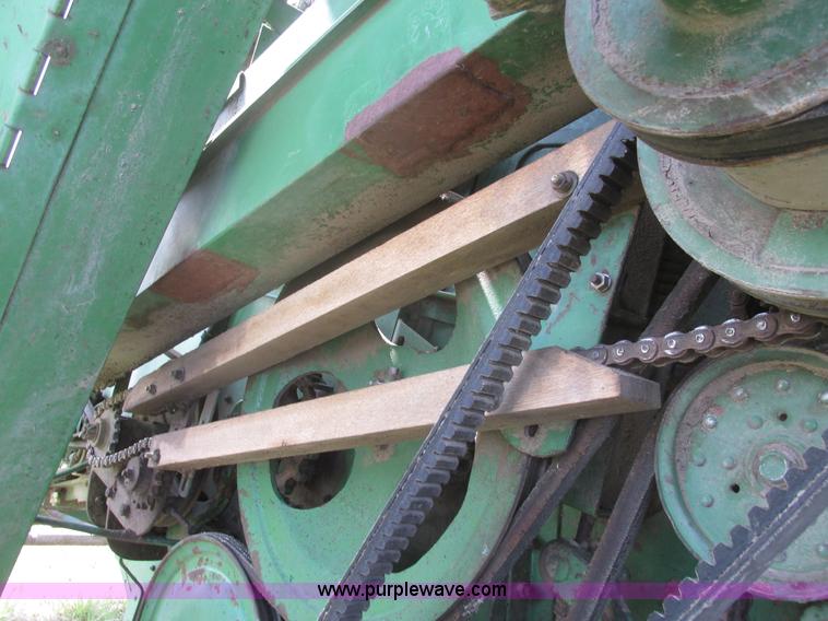 image for item I9674 John Deere 105 combine