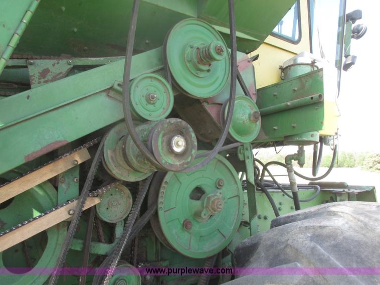 image for item I9674 John Deere 105 combine