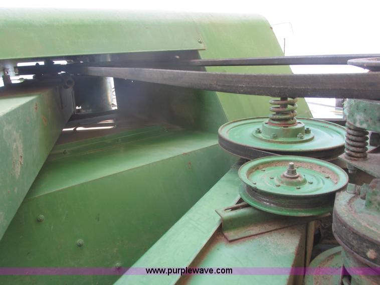 image for item I9674 John Deere 105 combine