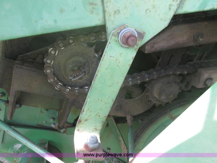 image for item I9674 John Deere 105 combine