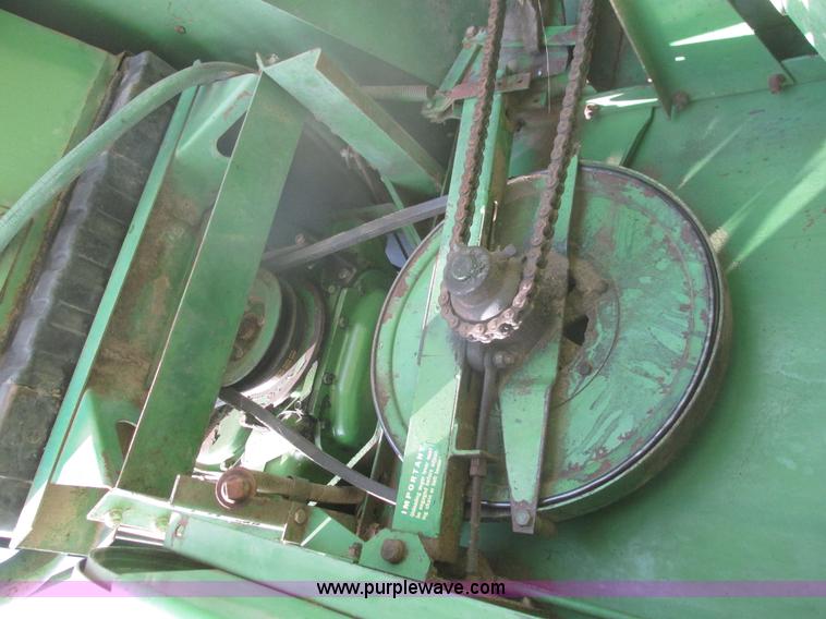 image for item I9674 John Deere 105 combine