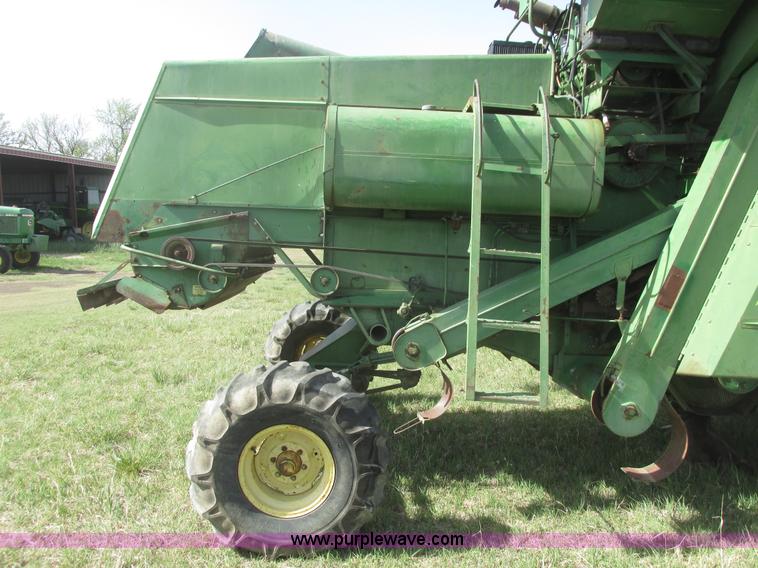 image for item I9674 John Deere 105 combine