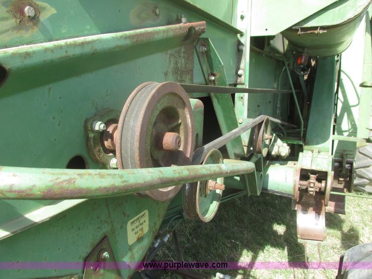 image for item I9674 John Deere 105 combine