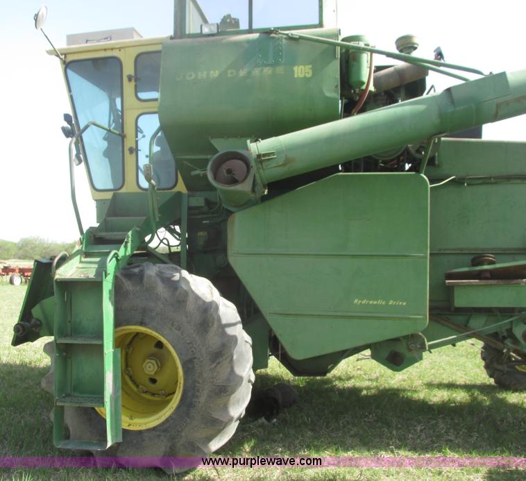 image for item I9674 John Deere 105 combine