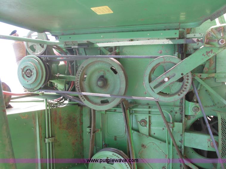 image for item I9674 John Deere 105 combine