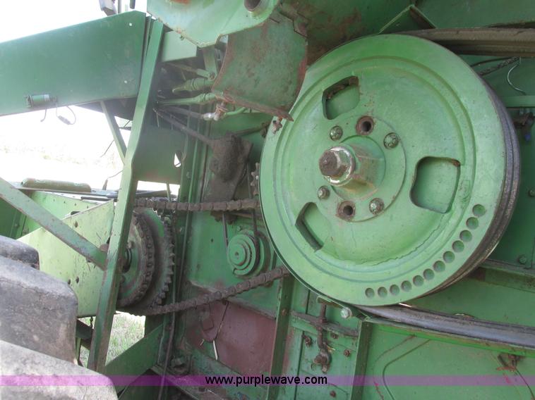 image for item I9674 John Deere 105 combine