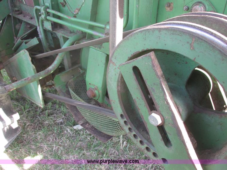 image for item I9674 John Deere 105 combine