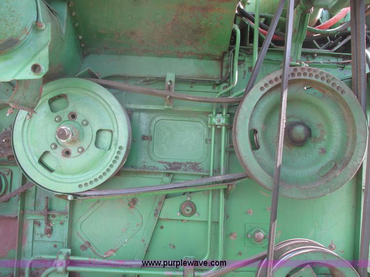 image for item I9674 John Deere 105 combine