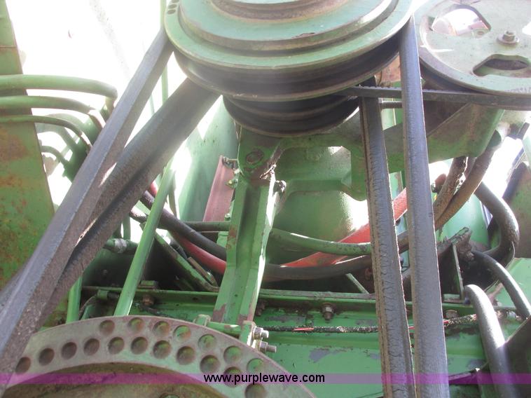 image for item I9674 John Deere 105 combine