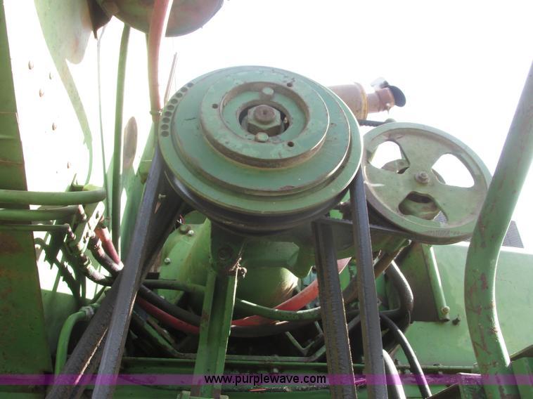 image for item I9674 John Deere 105 combine