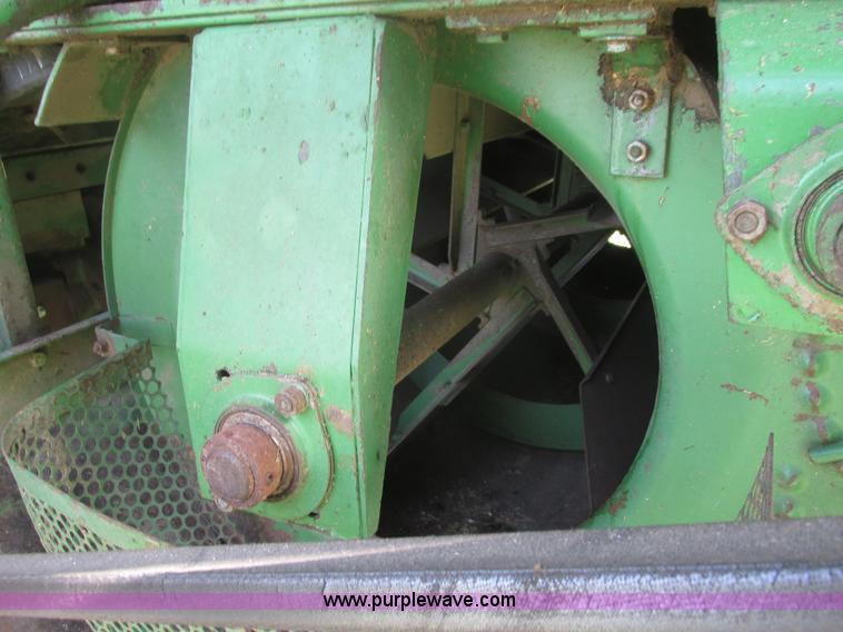 image for item I9674 John Deere 105 combine