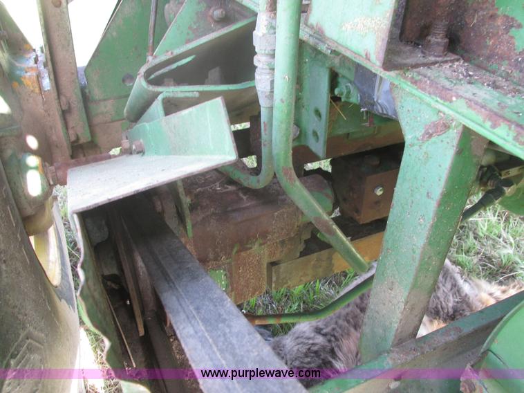 image for item I9674 John Deere 105 combine