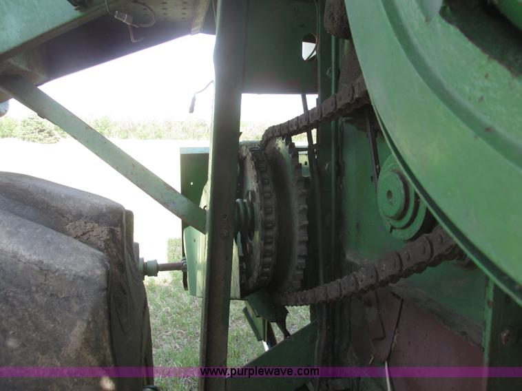 image for item I9674 John Deere 105 combine