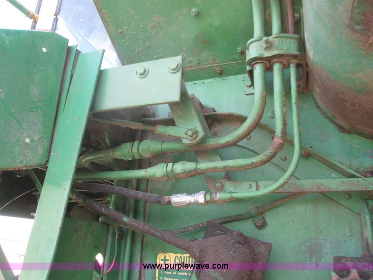 image for item I9674 John Deere 105 combine