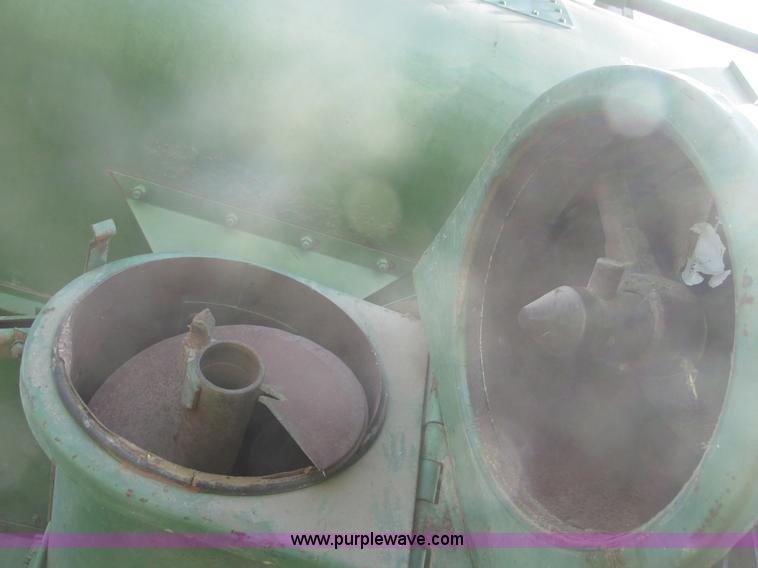 image for item I9674 John Deere 105 combine