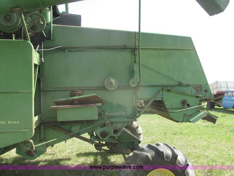 image for item I9674 John Deere 105 combine