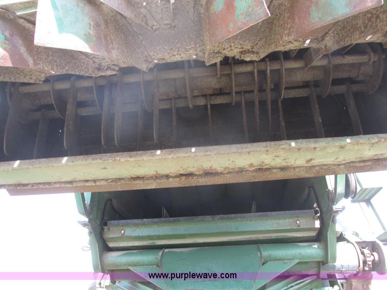 image for item I9674 John Deere 105 combine