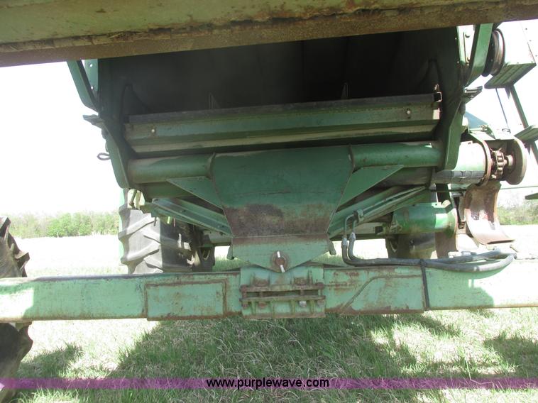 image for item I9674 John Deere 105 combine
