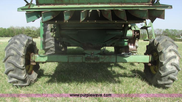 image for item I9674 John Deere 105 combine