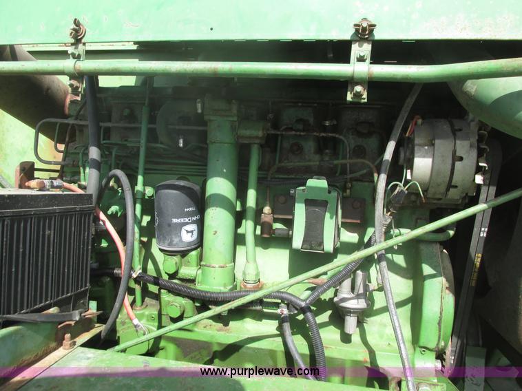 image for item I9674 John Deere 105 combine