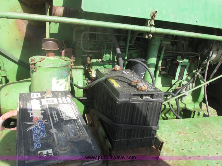 image for item I9674 John Deere 105 combine