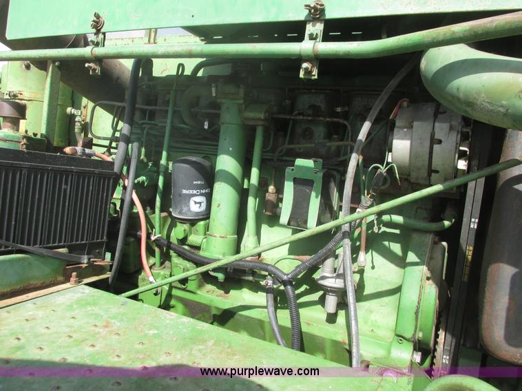 image for item I9674 John Deere 105 combine