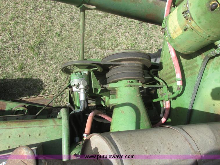 image for item I9674 John Deere 105 combine