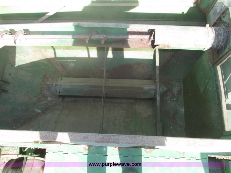 image for item I9674 John Deere 105 combine