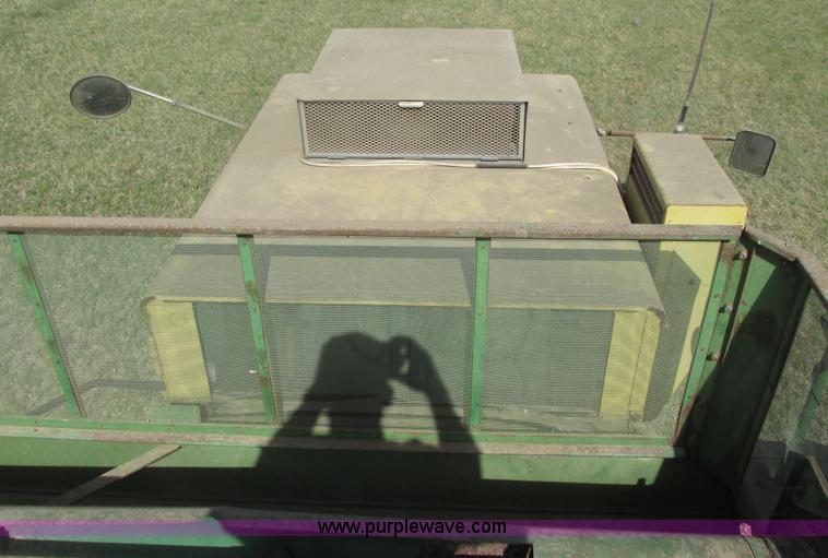 image for item I9674 John Deere 105 combine