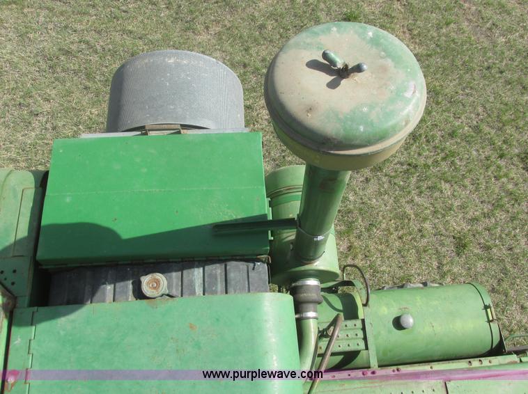 image for item I9674 John Deere 105 combine