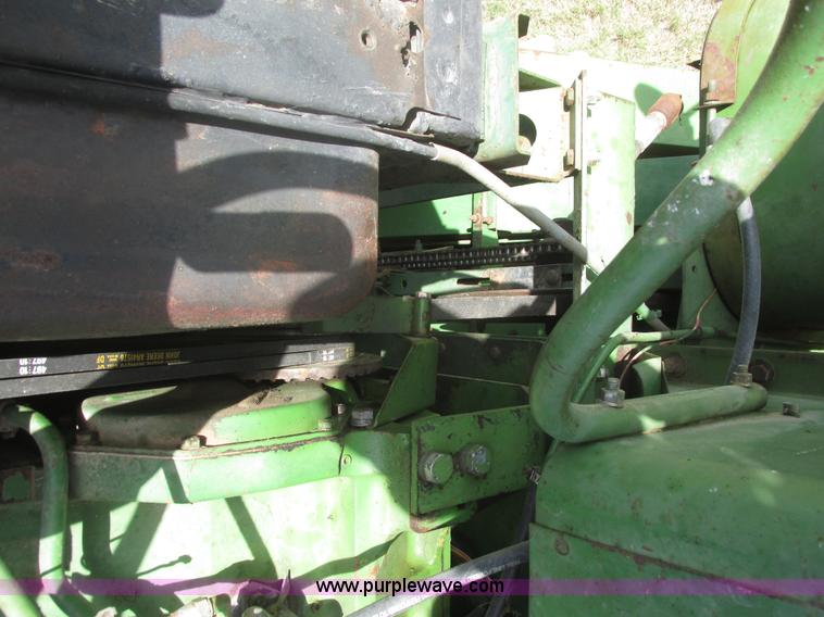 image for item I9674 John Deere 105 combine