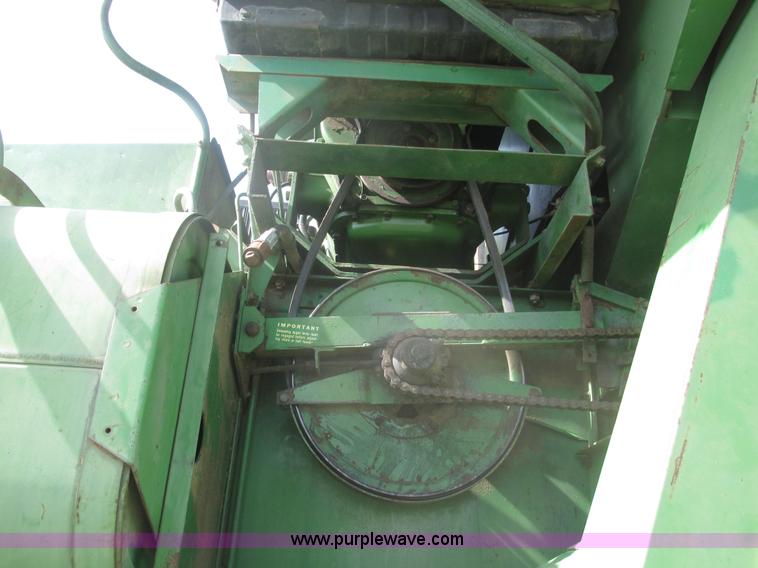 image for item I9674 John Deere 105 combine