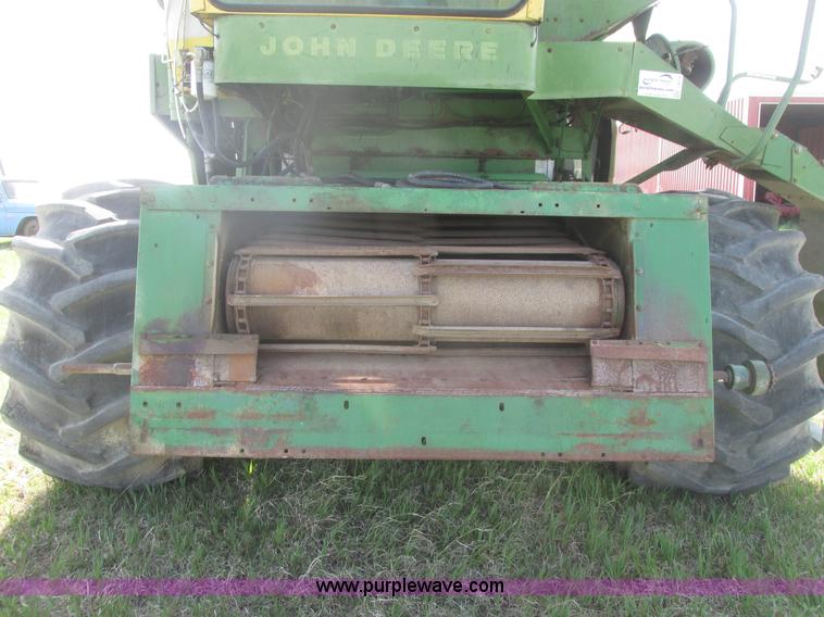 image for item I9674 John Deere 105 combine