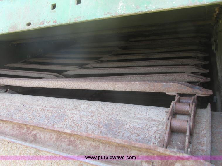 image for item I9674 John Deere 105 combine