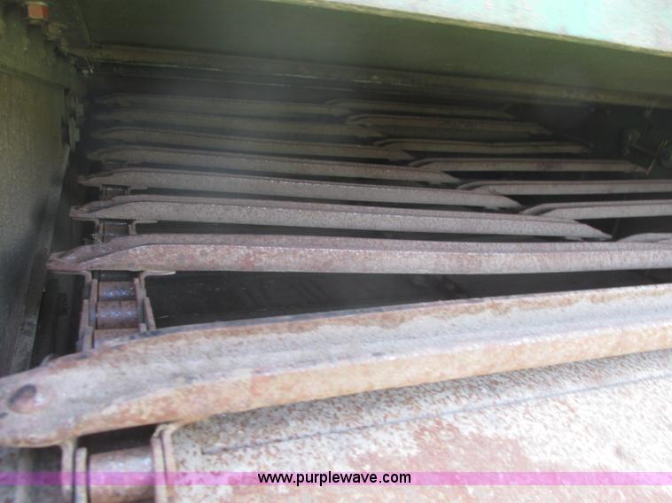 image for item I9674 John Deere 105 combine