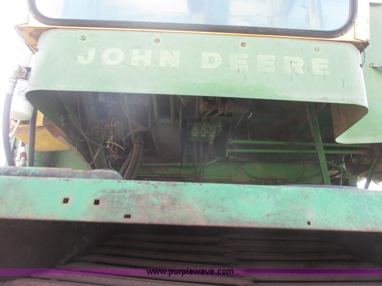 image for item I9674 John Deere 105 combine