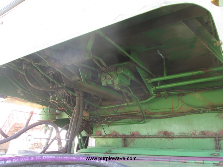 image for item I9674 John Deere 105 combine