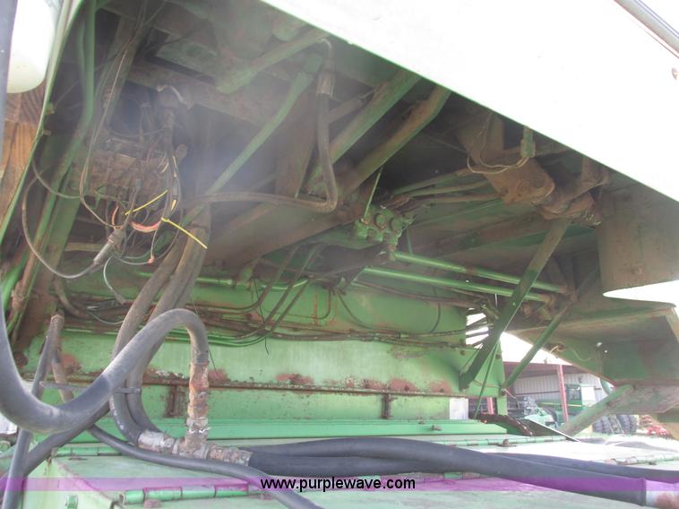 image for item I9674 John Deere 105 combine