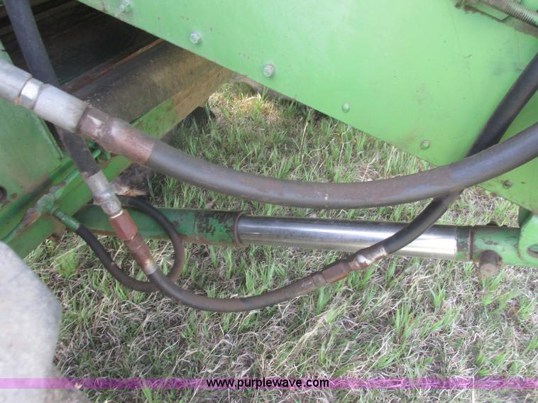 image for item I9674 John Deere 105 combine