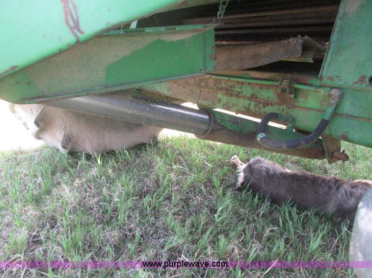 image for item I9674 John Deere 105 combine