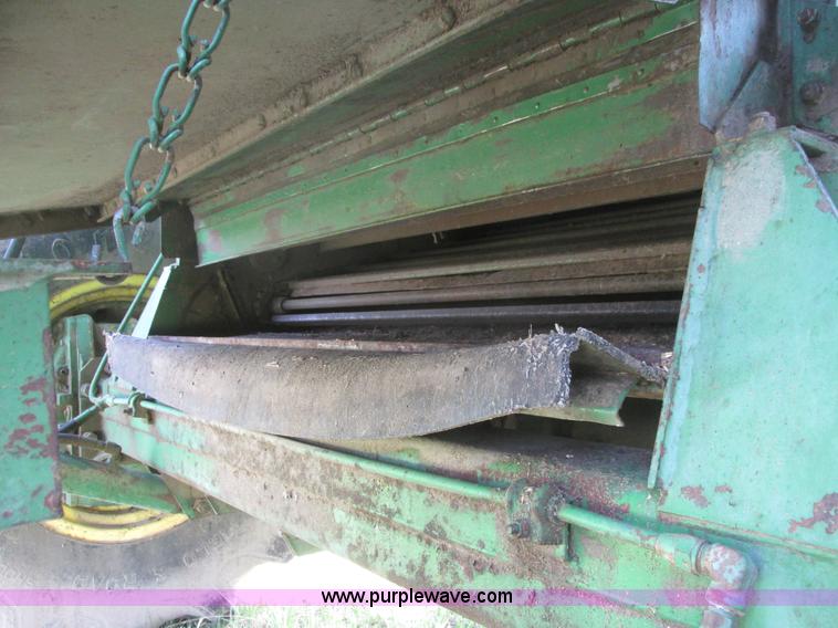 image for item I9674 John Deere 105 combine