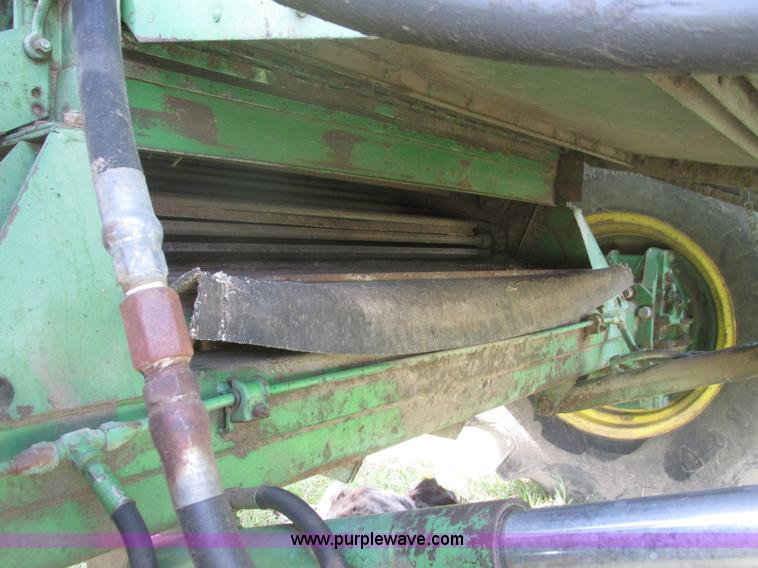 image for item I9674 John Deere 105 combine