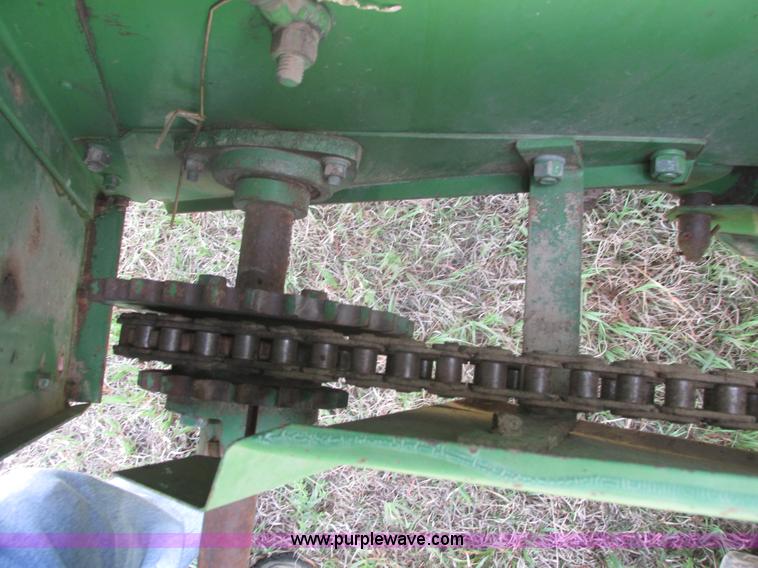 image for item I9674 John Deere 105 combine