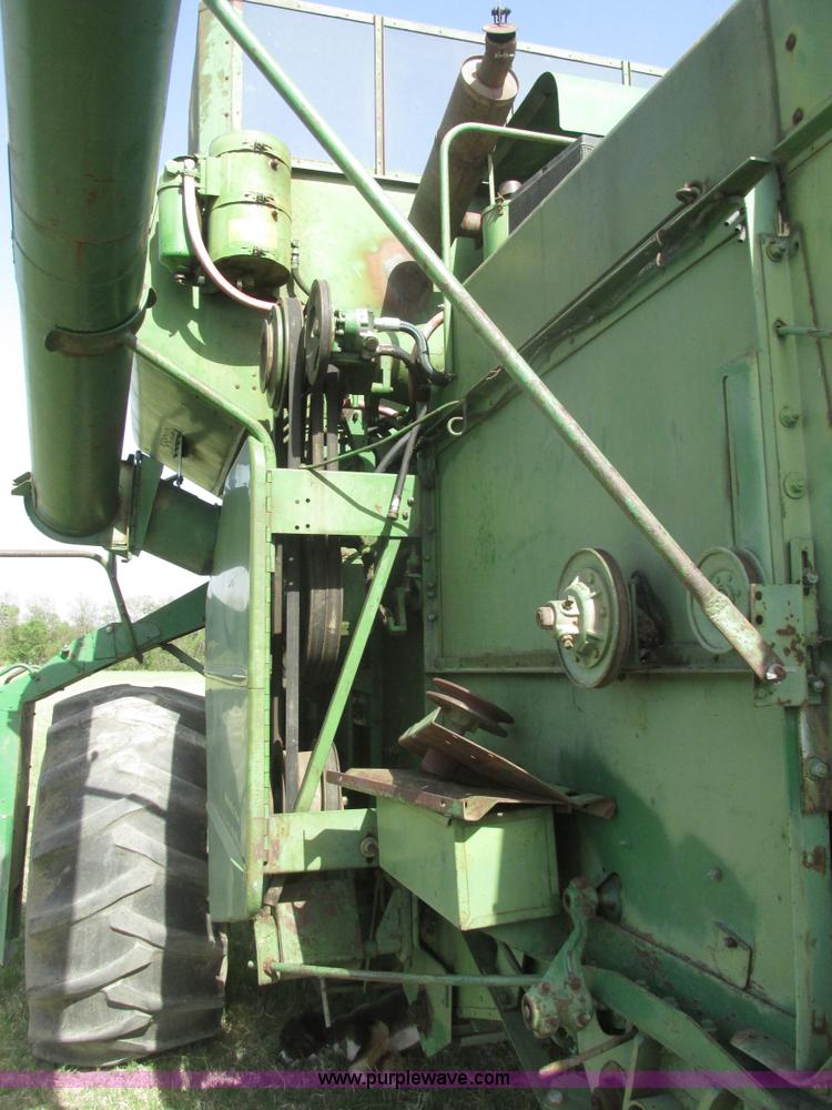 image for item I9674 John Deere 105 combine